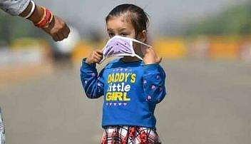 6 மணி நேரமாக கேட்பாரின்றி வெயிலில் வாடிய குழந்தை