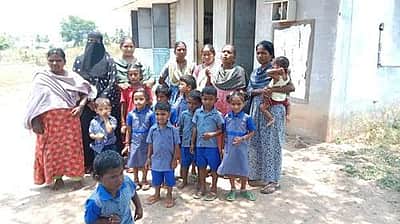 நாமக்கல் அருகே அங்கன்வாடி மையத்தில் தவித்த குழந்தைகள், அதிகாரிகள்: பூட்டுப் போட்ட ஊழியரால் பரபரப்பு