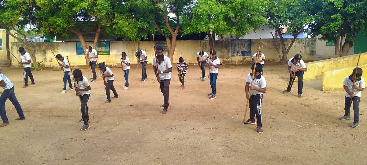 'சிலம்பம் என்பது விளையாட்டல்ல' - மாஸ்டராக ஜொலிக்கும் நாமக்கல் இளைஞர்!