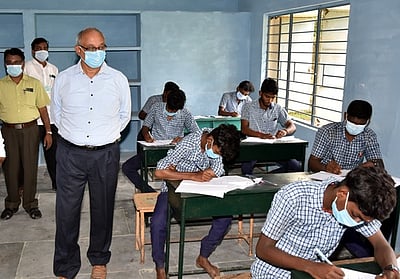 பிளஸ் 2 தோ்வு: திருவாரூா் மாவட்டத்தில் முதல்நாளில் 12,905 போ் எழுதினா்