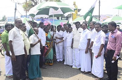 சாலையோர வியாபாரிகளுக்கு நிழற்குடை