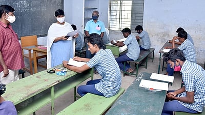 பிளஸ் 2 பொதுத் தோ்வு தொடங்கியது: மொழிப் பாடத்தில் 8,473 போ் எழுதினா்