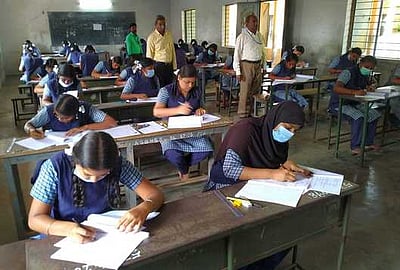 தமிழகம் முழுவதும் பத்தாம் வகுப்பு பொதுத்தேர்வு தொடக்கம்