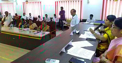 பேருந்து நிலையத்தில் செயல்படும் பூ சந்தை இடமாற்றம் செய்யப்படும்