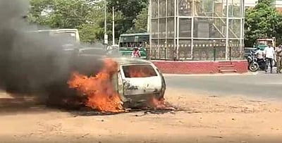 காரைக்குடியில் கார் எரிந்து விபத்து: அதிர்ஷ்டவசமாக உயிர் தப்பிய மூவர்