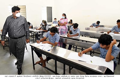 பிளஸ் 2 தோ்வு தொடக்கம்கரூா் மாவட்டத்தில் 10,395 போ் எழுதினா்