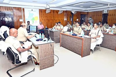 தமிழக காவல்துறை கூடுதல் டிஜிபி அதிகாரிகளுடன் ஆலோசனை