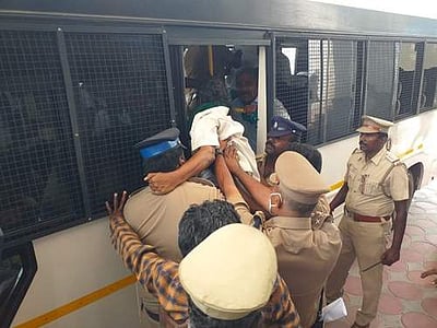 திருச்சி ஆட்சியர் அலுவலகத்தில் தர்னா போராட்டம்: விவசாயிகள் கைது