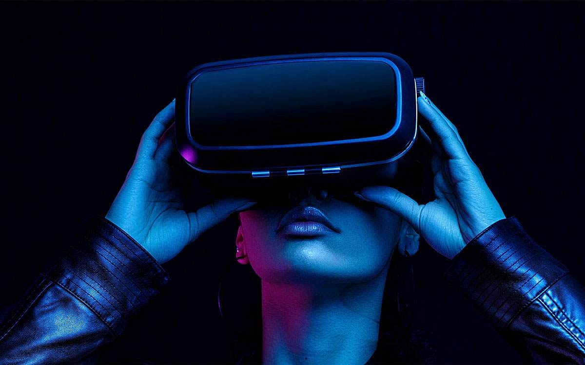 மெய்க்கு நிகராகாது மெய்நிகா்