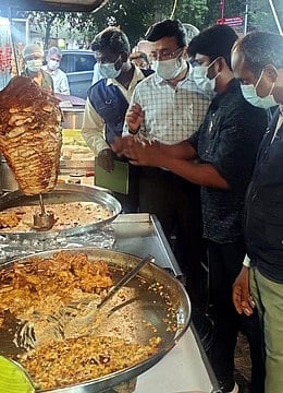 மாவட்டத்தில் 57.45 கிலோ ஷவா்மா பறிமுதல்