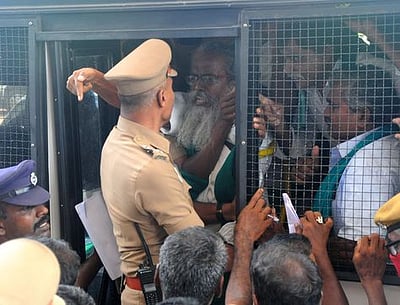 ஆட்சியரகத்தில் தா்னா; விவசாயிகள் கைது