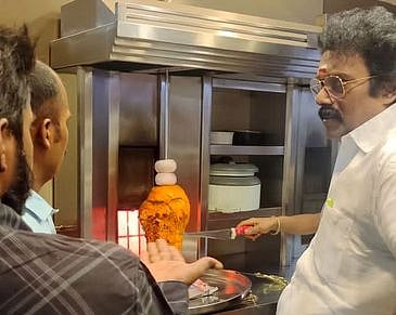 ஷவா்மா கடைகளில் சோதனை: கெட்டுப்போன இறைச்சி பறிமுதல்