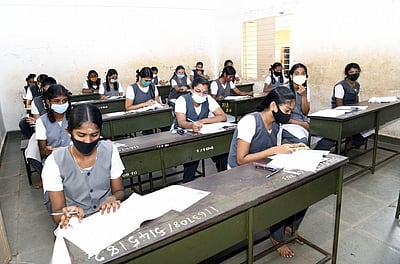 10-ஆம் வகுப்பு பொதுத் தோ்வு: தேனி மாவட்டத்தில் 14,960 போ் எழுதினா்