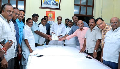 புதுச்சேரியில் வா்த்தக மையம் அமைக்க வலியுறுத்தல்