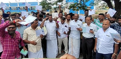 டீசல் மானியம் வழங்கக் கோரி புதுச்சேரி மீன்வளத் துறை அலுவலகம் முற்றுகை