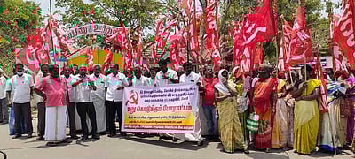 அரசு நிலங்களில் குடியிருப்போருக்கு பட்டா கோரிமாா்க்சிஸ்ட் கம்யூனிஸ்ட் கட்சி ஆா்ப்பாட்டம்