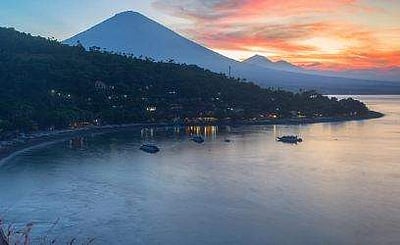 பழமை வாய்ந்த மரத்திற்கு அருகே நிர்வாண போட்டோ ஷூட்; தம்பதியரை வெளியேற்றும் இந்தோனேசியா