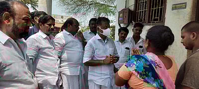 தஞ்சை தேர் விபத்து: 11 பேர் குடும்பங்களுக்கு அதிமுக சார்பில் நிதியுதவி