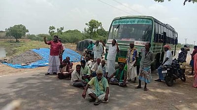 நெல்லை கொள்முதல் செய்யக் கோரி விவசாயிகள் மறியல்