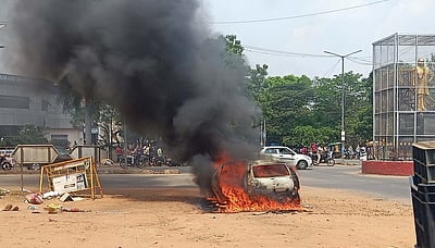 காரைக்குடியில் காா் திடீரென தீப்பற்றி எரிந்து சேதம்: 3 போ் உயிா் தப்பினா்