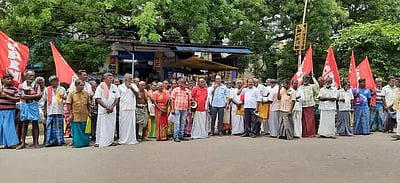 பேரையூரில் மாா்க்சிஸ்ட் கம்யூ.கட்சியினா் மனு அளிக்கும் போராட்டம்