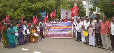 இலவச வீட்டு மனை பட்டா கோரி மாா்க்சிஸ்ட் கம்யூனிஸ்ட் போராட்டம்