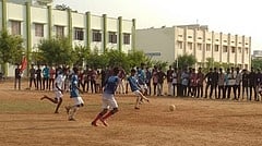 கரூா் அரசு கலைக் கல்லூரியில் கால்பந்து போட்டி