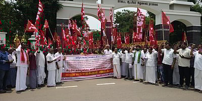 பட்டா, நிலம் வழங்கக் கோரி கம்யூனிஸ்ட் கட்சியினா் ஆா்ப்பாட்டம்