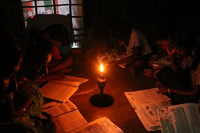 மின் வசதி இல்லாததால் இருளில் தவிக்கும் மீனவக் குடியிருப்பு மக்கள்