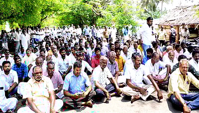 உடுமலையில் மின் இணைப்புகள் துண்டிக்கப்பட்டதைக் கண்டித்து விவசாயிகள் மறியல்