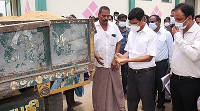 திருவள்ளூா் மாவட்ட வளா்ச்சித் திட்டப் பணிகள் தலைமைச் செயலா் வெ.இறையன்பு ஆய்வு