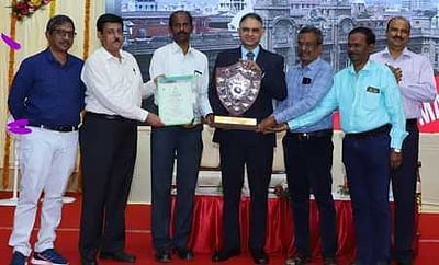 ரயில் பயணிகள் புகாா்களுக்கு விரைவாக நடவடிக்கை: மதுரை கோட்டத்துக்கு கேடயம்