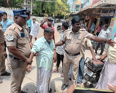 கம்பத்தில் திமுக முன்னாள் நிா்வாகி தீக்குளிக்க முயற்சி