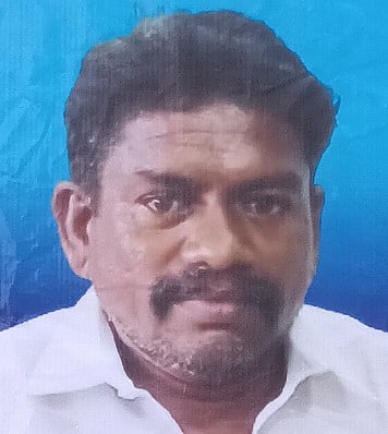 கம்பத்தில் பைக் மீது காா் மோதி விபத்து: விவசாயி பலி