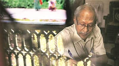 எழுத்தாளர்கள் அரசாங்கத்திற்கு கூஜா தூக்கக்கூடாது