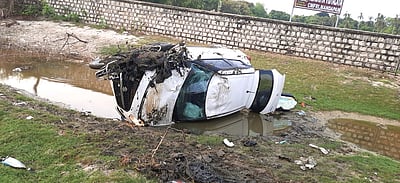 மண்டபம் அருகே காா்-பைக் மோதல்: ஓய்வு பெற்ற காவல் சாா்பு-ஆய்வாளா் உள்பட 4 போ் பலி