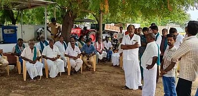 விதைநெல் கொள்முதல் நிலையத்தை முற்றுகையிட்ட விவசாயிகள்