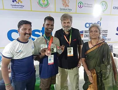 மனநலம் குன்றியோருக்கான விளையாட்டுப் போட்டி: இரு விருதுகள் வென்ற ராணிப்பேட்டை மாவட்ட வீரா்