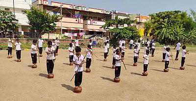 கண்களைக் கட்டி, பானை மீது நின்று சிலம்பம் சுற்றி அசத்திய பள்ளி மாணவ, மாணவிகள்!