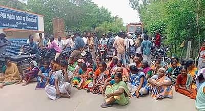 சீர்காழி அருகே மருத்துவர் பணிக்கு வராததை கண்டித்து சாலை மறியல்