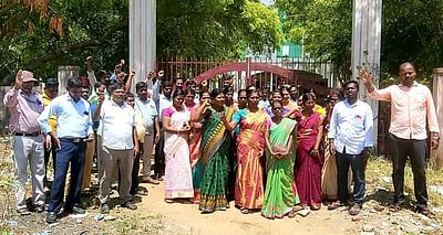 பரமக்குடியில்  கௌரவ விரிவுரையாளா்கள் கவன ஈா்ப்பு ஆா்ப்பாட்டம்