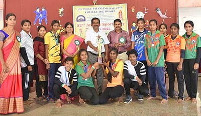 பழனியாண்டவா் மகளிா் கல்லூரியில் விளையாட்டு விழா