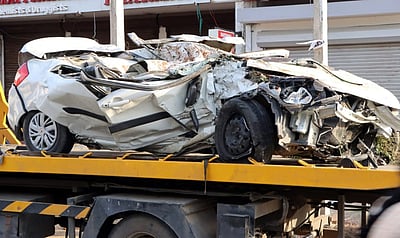 காா் மீது சரக்குப் பெட்டக லாரி மோதல்:வியாபாரி உள்பட இருவா் பலி