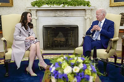 அதிகரிக்கும் ஆயுதப் பயன்பாடு: நியூசிலாந்து பிரதமரிடம் ஆலோசனை கேட்ட அமெரிக்க அதிபர்