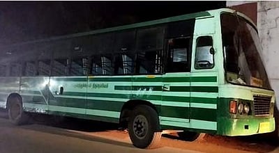 மதுபோதையில் அரசு பேருந்தை இயக்கிய ஓட்டுநர்: காவல்துறையிடம் ஒப்படைத்த பயணிகள்