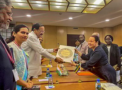 குடியரசு துணைத் தலைவா் கபோன் பயணம்