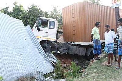 புதுச்சேரி சாலை விபத்தில் இருவர் பலி