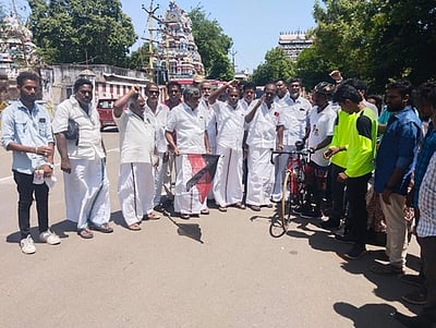 தமிழக அரசின் ஓராண்டு சாதனை: திருவாரூரிலிருந்து சென்னைக்கு இளைஞா் சைக்கிள் பயணம்