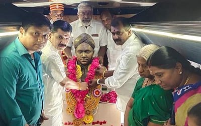 நெல்லை: வ.உ.சி. நினைவு நகரும் புகைப்பட கண்காட்சி பேருந்தில் வ.உ.சி. குடும்பத்தினர் மரியாதை