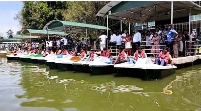 ஏற்காட்டில் களைகட்டிய படகுப் போட்டி: சுற்றுலாப் பயணிகள் பங்கேற்பு